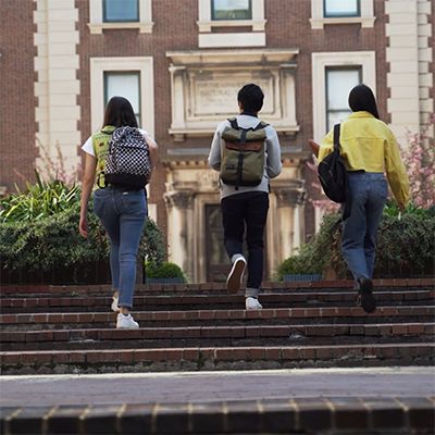 Estudiantes subiendo escaleras